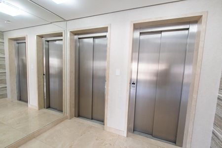 Apartamento para alugar com 342m², 4 quartos e 4 vagas Apartamento para alugar com 342m², 4 quartos e 4 vagasHall exclusivo dos elevadores