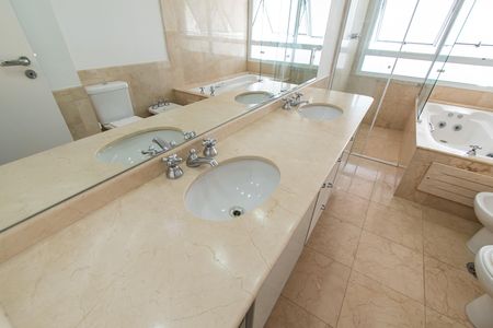 Apartamento para alugar com 342m², 4 quartos e 4 vagas Apartamento para alugar com 342m², 4 quartos e 4 vagasBanheiro da suíte 4