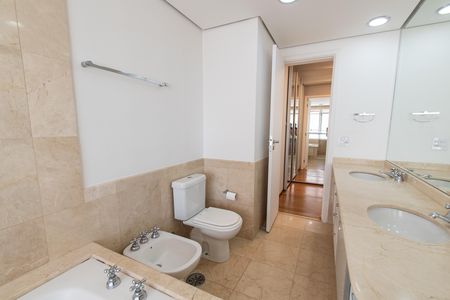 Apartamento para alugar com 342m², 4 quartos e 4 vagas Apartamento para alugar com 342m², 4 quartos e 4 vagasBanheiro da suíte 4