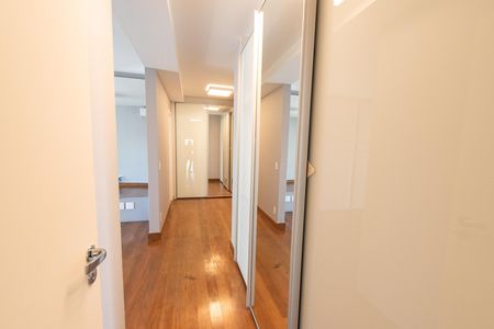 Apartamento para alugar com 342m², 4 quartos e 4 vagas Apartamento para alugar com 342m², 4 quartos e 4 vagasCloset da suíte 4