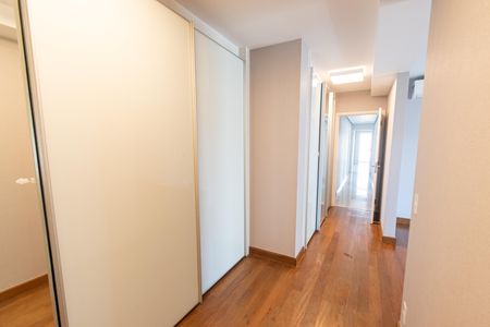Apartamento para alugar com 342m², 4 quartos e 4 vagas Apartamento para alugar com 342m², 4 quartos e 4 vagasCloset da suíte 4