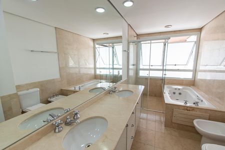 Apartamento para alugar com 342m², 4 quartos e 4 vagas Apartamento para alugar com 342m², 4 quartos e 4 vagasBanheiro da suíte 4