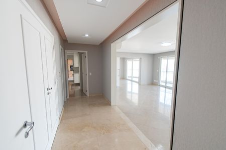 Apartamento para alugar com 342m², 4 quartos e 4 vagas Apartamento para alugar com 342m², 4 quartos e 4 vagasCorredor de entrada