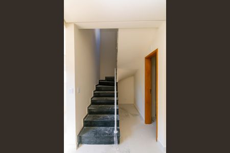 Casa de condomínio à venda com 76m², 2 quartos e 2 vagasEscada