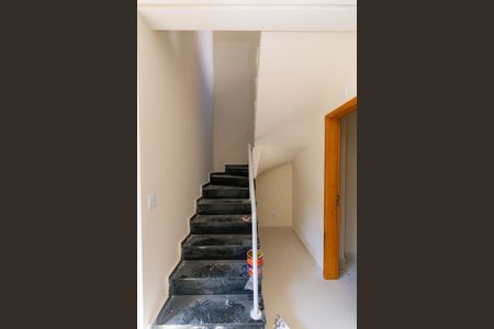 Casa de condomínio à venda com 76m², 2 quartos e 2 vagasEscada