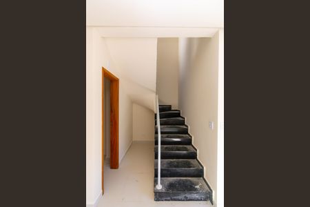 Casa de condomínio à venda com 76m², 2 quartos e 1 vaga Casa de condomínio à venda com 76m², 2 quartos e 1 vagaEscada