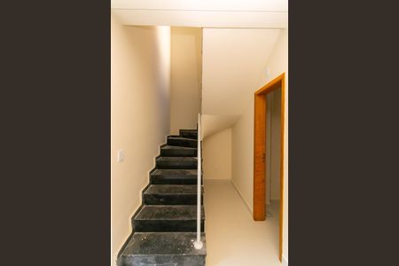 Casa de condomínio à venda com 76m², 2 quartos e 2 vagasEscada