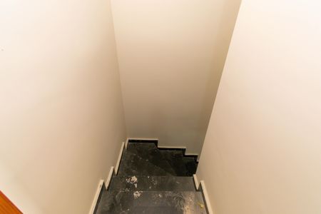 Casa de condomínio à venda com 76m², 2 quartos e 1 vagaEscada