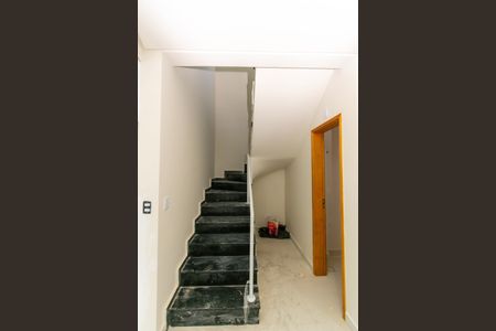 Casa de condomínio à venda com 76m², 2 quartos e 1 vagaEscada