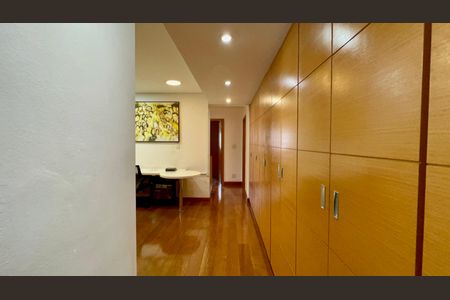 Apartamento à venda com 200m², 2 quartos e 2 vagasCorredor