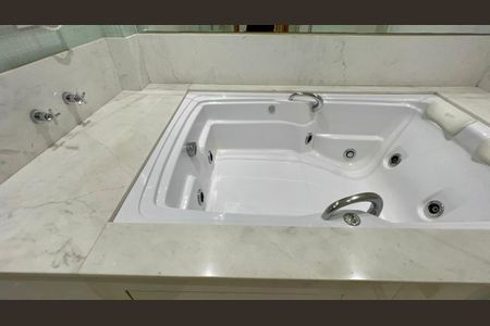 Apartamento à venda com 200m², 2 quartos e 2 vagasBanheiro da Suíte