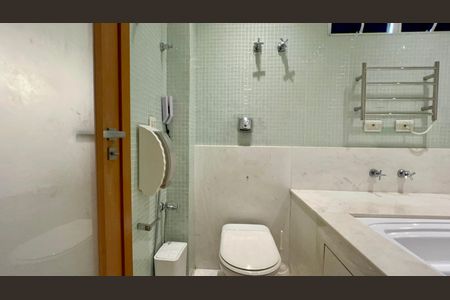 Apartamento à venda com 200m², 2 quartos e 2 vagasBanheiro da Suíte