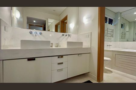 Apartamento à venda com 200m², 2 quartos e 2 vagasBanheiro da Suíte