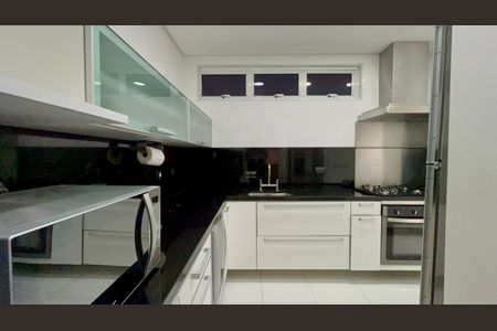 Apartamento à venda com 200m², 2 quartos e 2 vagasCozinha