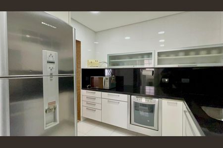 Apartamento à venda com 200m², 2 quartos e 2 vagasCozinha