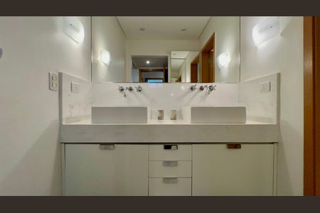 Apartamento à venda com 200m², 2 quartos e 2 vagasBanheiro da Suíte