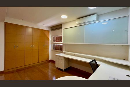 Apartamento à venda com 200m², 2 quartos e 2 vagasEscritório