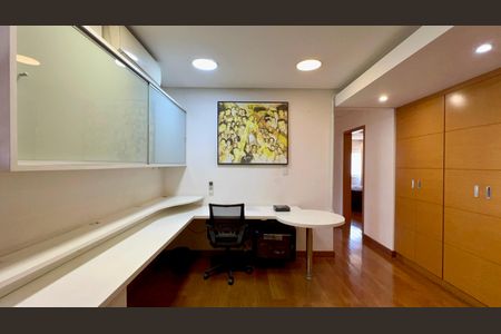 Apartamento à venda com 200m², 2 quartos e 2 vagasEscritório