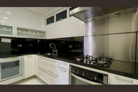 Apartamento à venda com 200m², 2 quartos e 2 vagasCozinha