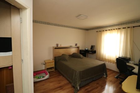 Casa à venda com 240m², 5 quartos e 4 vagasSuíte Casa 2