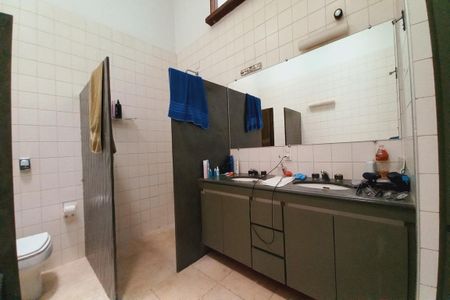 Casa de condomínio para alugar com 398m², 4 quartos e 2 vagas Casa de condomínio para alugar com 398m², 4 quartos e 2 vagasBanheiro da Suíte