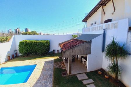 Casa de condomínio para alugar com 398m², 4 quartos e 2 vagas Casa de condomínio para alugar com 398m², 4 quartos e 2 vagasVista do Quarto 2