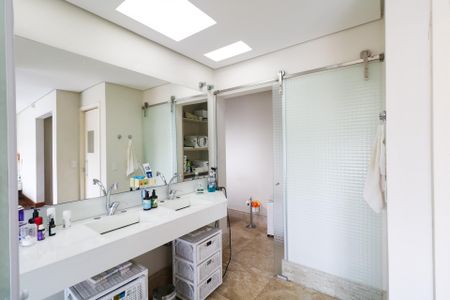 Casa à venda com 380m², 3 quartos e 6 vagas Casa à venda com 380m², 3 quartos e 6 vagasBanheiro da Suíte