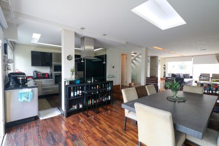 Casa à venda com 380m², 3 quartos e 6 vagas Casa à venda com 380m², 3 quartos e 6 vagasSala de Jantar