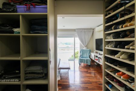 Casa à venda com 380m², 3 quartos e 6 vagas Casa à venda com 380m², 3 quartos e 6 vagasCloset da Suíte