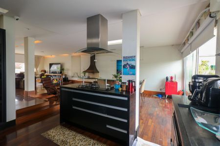 Casa à venda com 380m², 3 quartos e 6 vagas Casa à venda com 380m², 3 quartos e 6 vagasCozinha