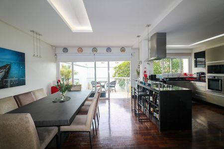 Casa à venda com 380m², 3 quartos e 6 vagas Casa à venda com 380m², 3 quartos e 6 vagasSala de Jantar