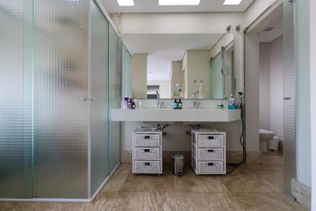 Casa à venda com 380m², 3 quartos e 6 vagas Casa à venda com 380m², 3 quartos e 6 vagasBanheiro da Suíte