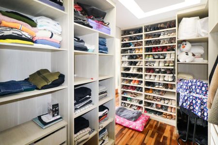 Casa à venda com 380m², 3 quartos e 6 vagas Casa à venda com 380m², 3 quartos e 6 vagasCloset da Suíte