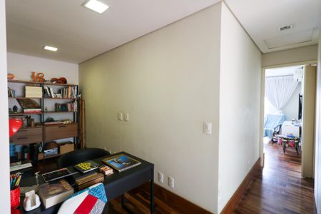 Casa à venda com 380m², 3 quartos e 6 vagas Casa à venda com 380m², 3 quartos e 6 vagasEscritório/Corredor