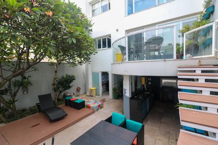 Casa à venda com 380m², 3 quartos e 6 vagas Casa à venda com 380m², 3 quartos e 6 vagasÁrea Gourmet