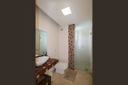 Casa à venda com 380m², 3 quartos e 6 vagas Casa à venda com 380m², 3 quartos e 6 vagasBanheiro da Garagem