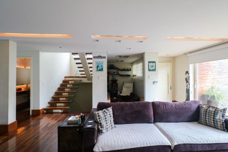 Casa à venda com 380m², 3 quartos e 6 vagas Casa à venda com 380m², 3 quartos e 6 vagasSala de Estar