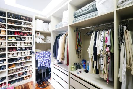 Casa à venda com 380m², 3 quartos e 6 vagas Casa à venda com 380m², 3 quartos e 6 vagasCloset da Suíte