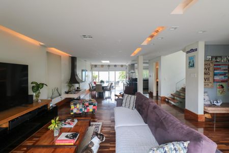 Casa à venda com 380m², 3 quartos e 6 vagas Casa à venda com 380m², 3 quartos e 6 vagasSala de Estar