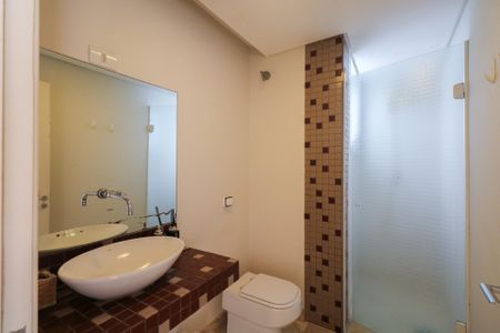 Casa à venda com 380m², 3 quartos e 6 vagas Casa à venda com 380m², 3 quartos e 6 vagasBanheiro da Garagem