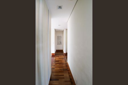 Casa à venda com 380m², 3 quartos e 6 vagas Casa à venda com 380m², 3 quartos e 6 vagasEscritório/Corredor