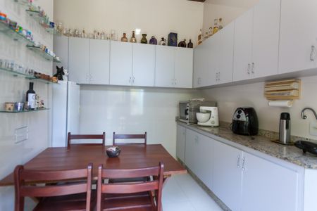 Casa de condomínio para alugar com 600m², 5 quartos e 5 vagasCopa