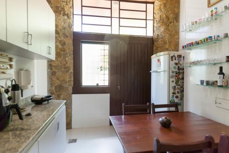 Casa de condomínio para alugar com 600m², 5 quartos e 5 vagasCopa