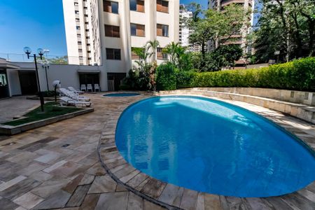 Apartamento para alugar com 175m², 3 quartos e 3 vagas Apartamento para alugar com 175m², 3 quartos e 3 vagasÁrea comum - Piscina