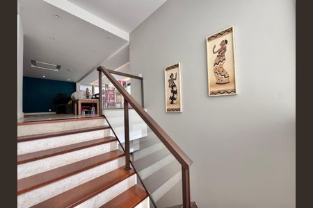 Casa de condomínio à venda com 906m², 5 quartos e 3 vagasEscada