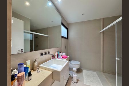 Casa de condomínio à venda com 906m², 5 quartos e 3 vagasBanheiro da Suíte 5