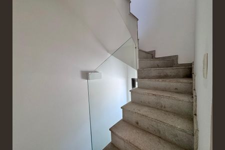 Casa de condomínio à venda com 906m², 5 quartos e 3 vagasEscada