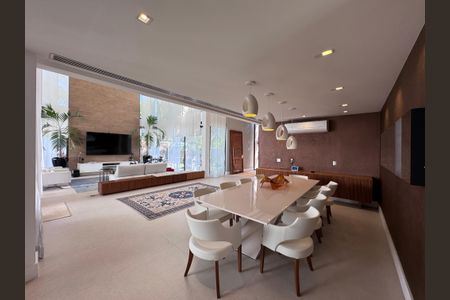 Casa de condomínio à venda com 906m², 5 quartos e 3 vagasSala