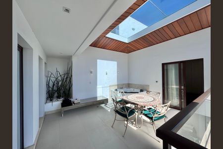 Casa de condomínio à venda com 906m², 5 quartos e 3 vagasVaranda