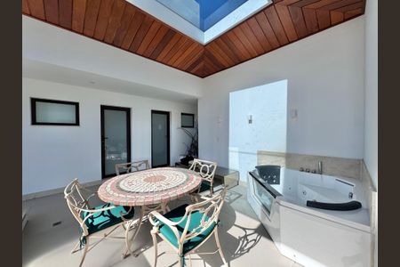 Casa de condomínio à venda com 906m², 5 quartos e 3 vagasVaranda